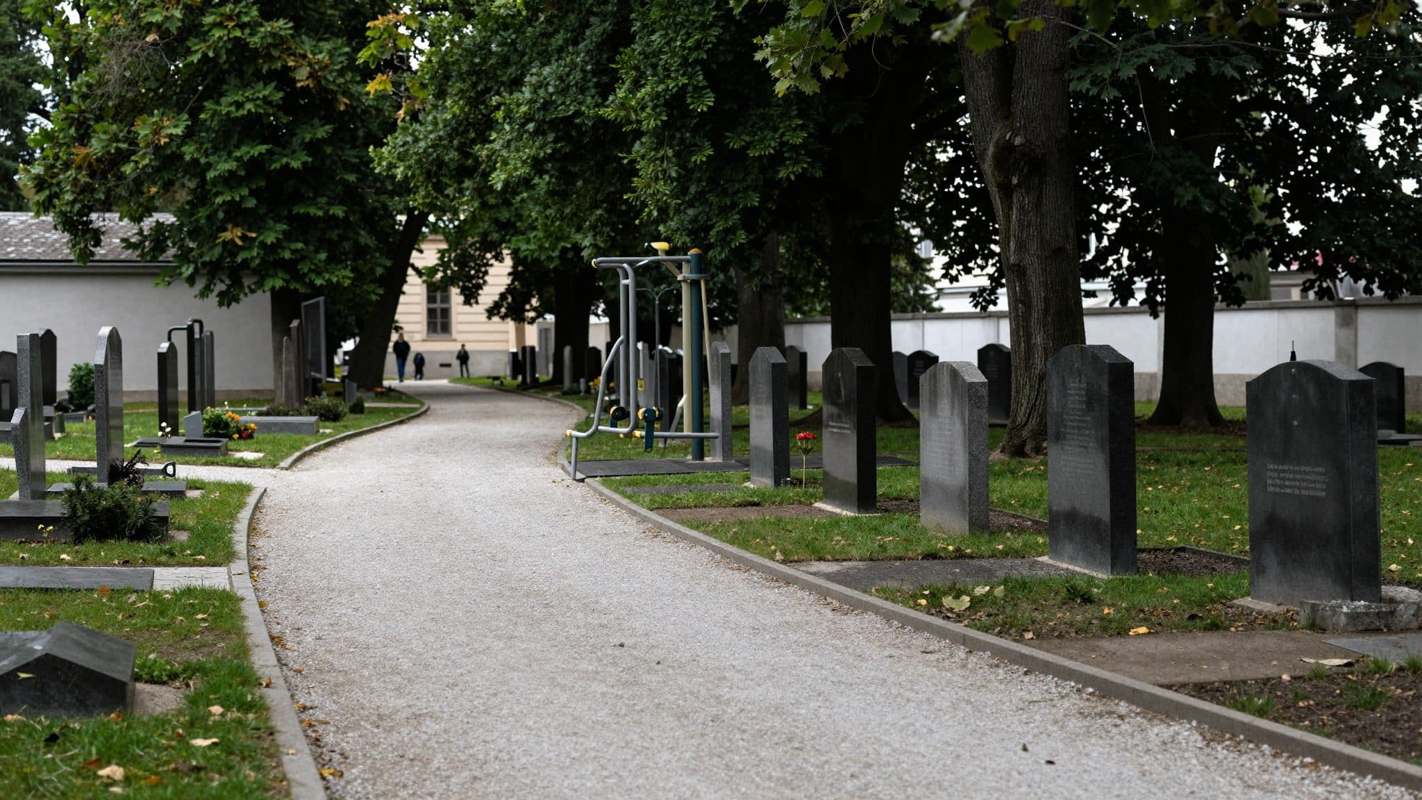 Débat sur des appareils de fitness au cimetière de Meidling : des critiques reprochent à la ville de Vienne un manque de piété