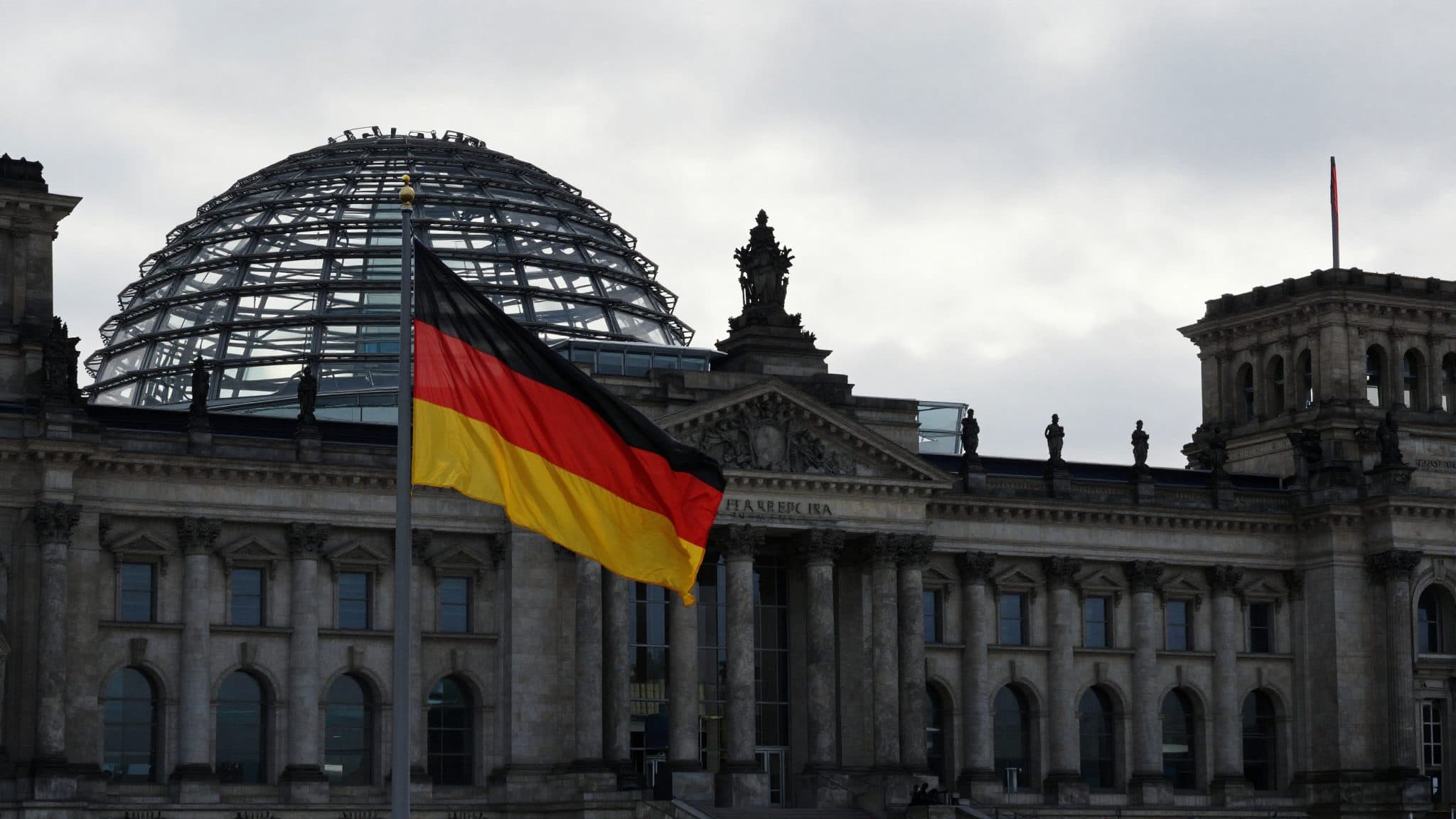 Accusation contre Martin Reichardt : une photo montrerait le chef régional de l'AfD de Saxe-Anhalt faisant le salut hitlérien
