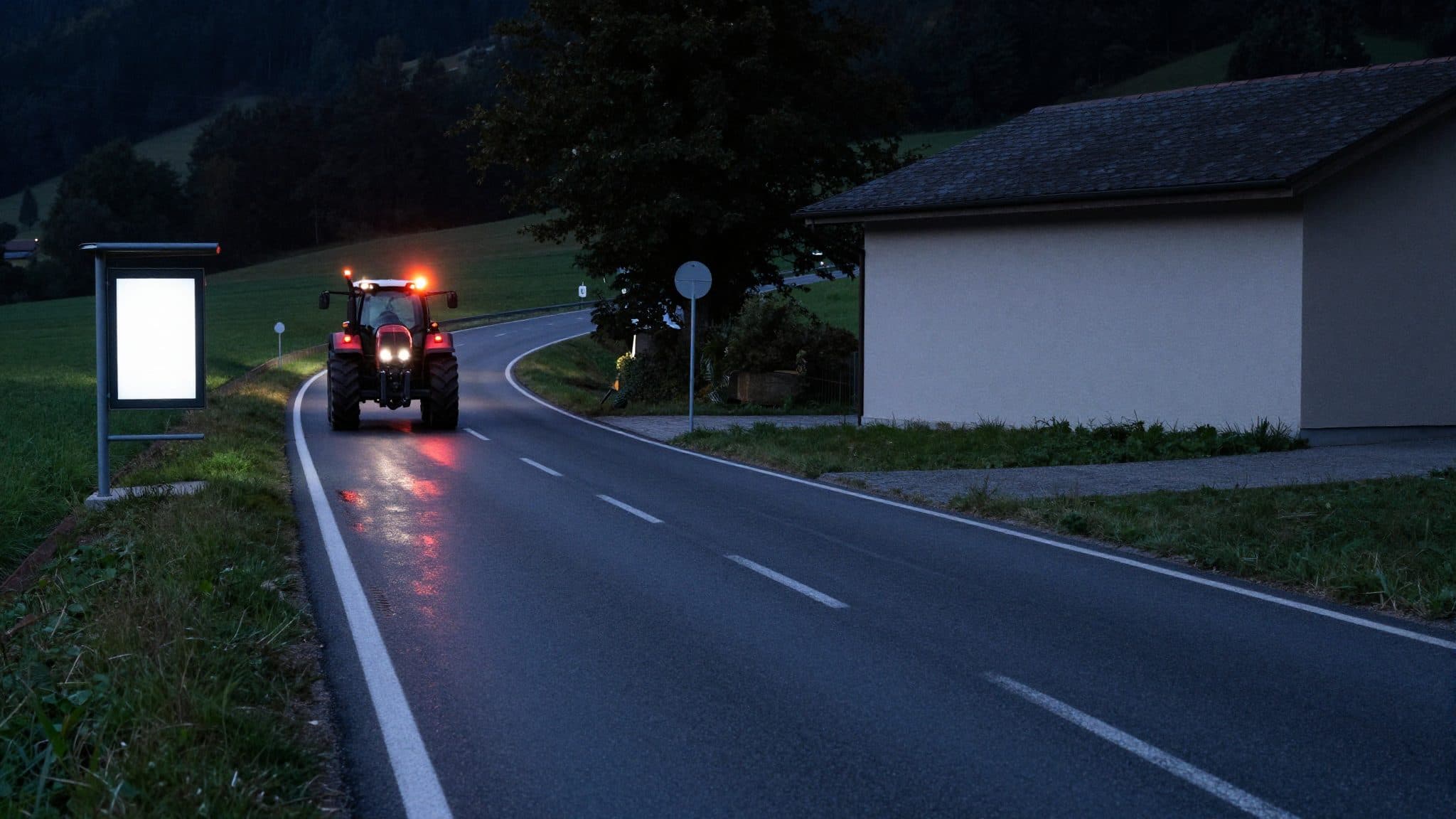 Un tracteur et une voiture entrent en collision sur la L1075 à Hohenzell – une conductrice de 49 ans blessée