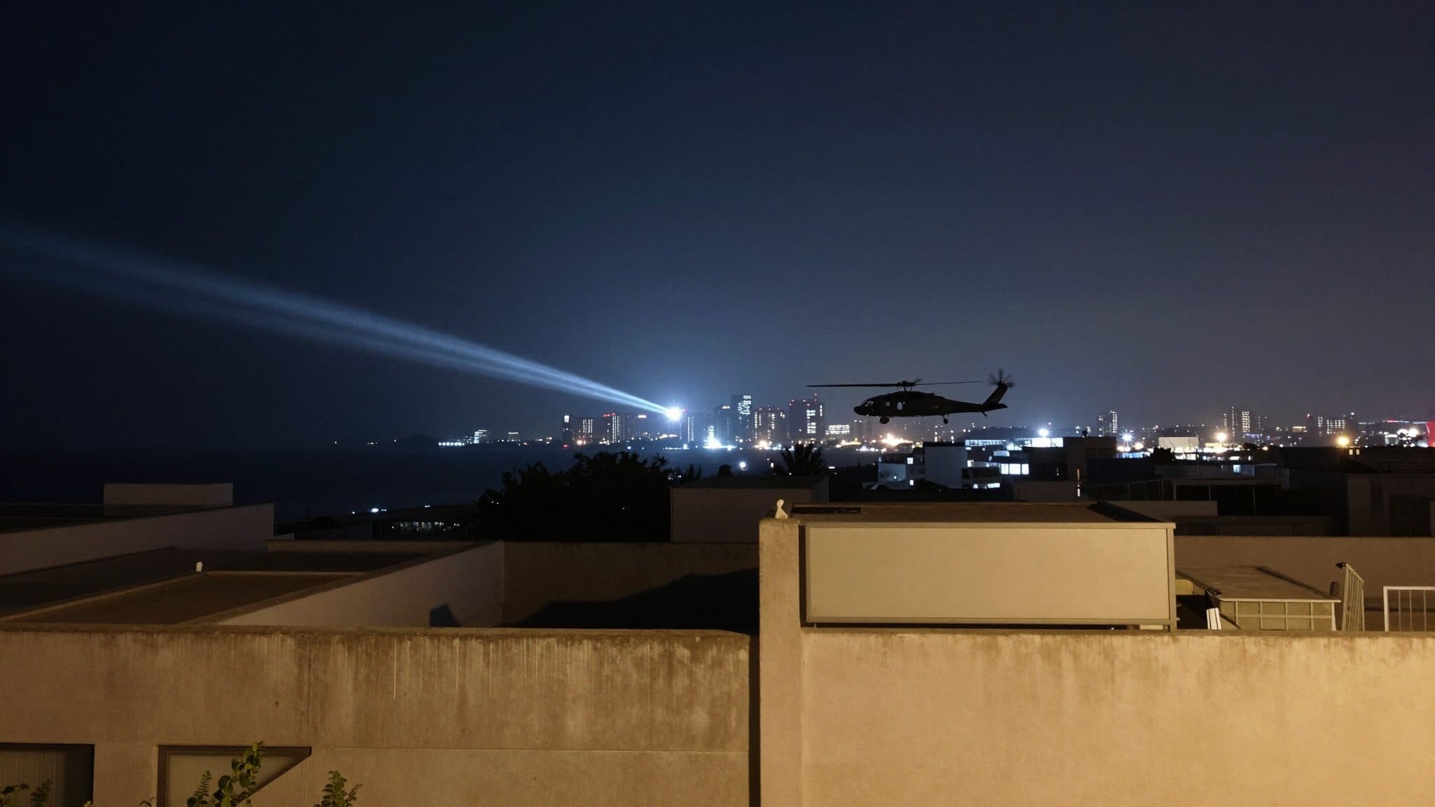 Sixième nuit consécutive d'attaques américaines contre l'Iran avec des bombardements de ponts et d'un aéroport