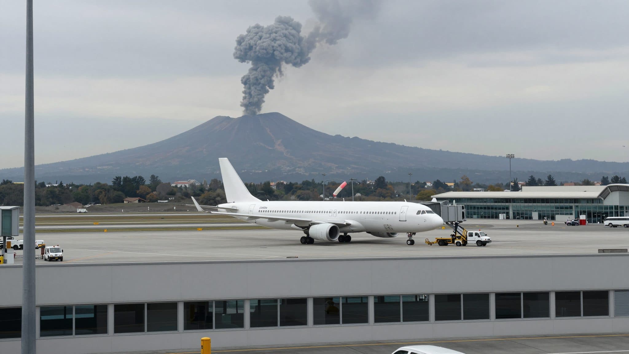 L’Etna perturbe le trafic aérien à Catane – Les opérateurs cherchent des solutions avec d’autres aéroports