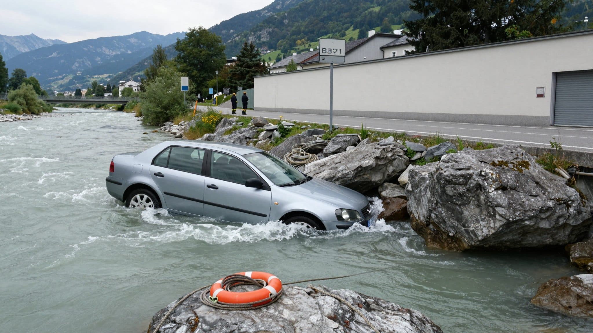 Un conducteur s'échappe par ses propres moyens d'une voiture immergée dans la rivière Salzach après être sorti de la route de la B311