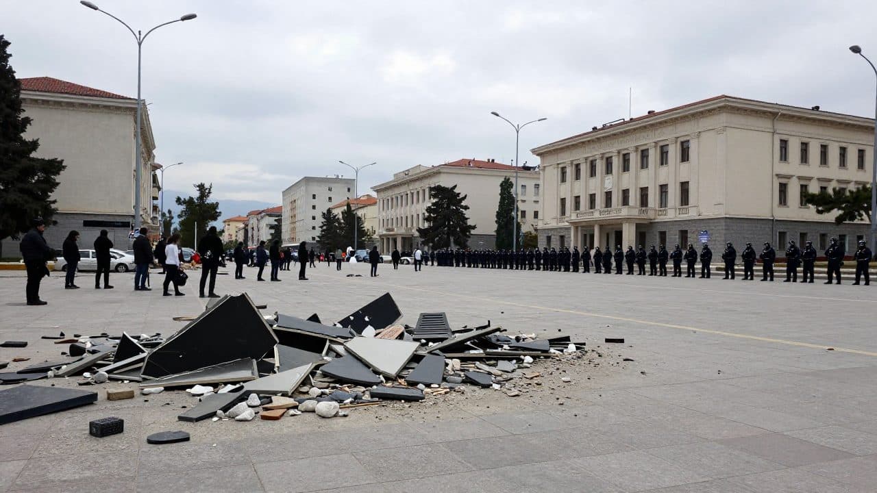Manifestations à Tirana : violences contre la police et dégradation