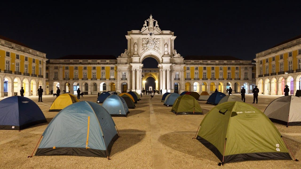 La police disperse un camp de protestation contre la crise du logement sur la place Rossio à Lisbonne