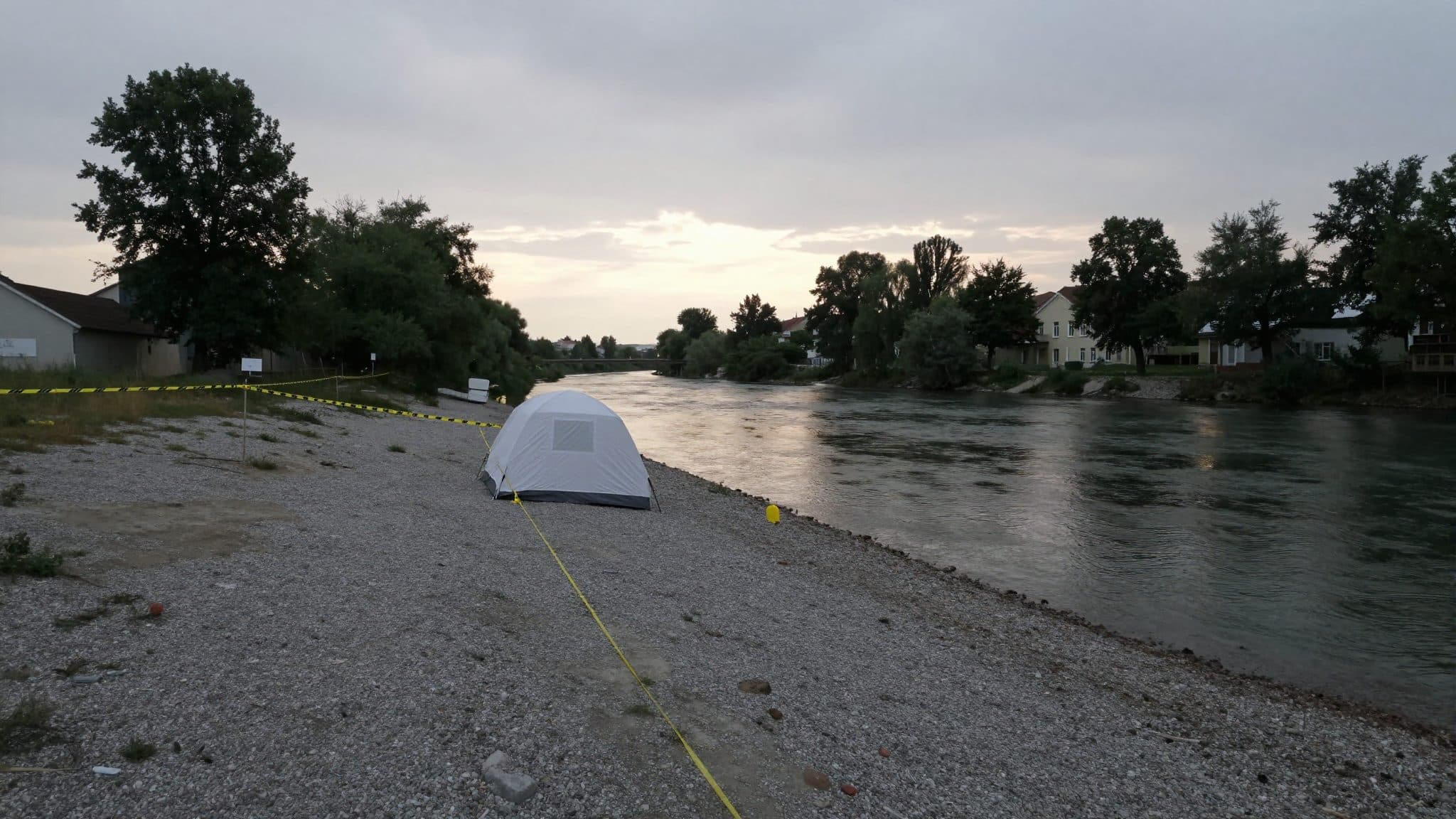 Soupçon de féminicide à Vöcklabruck : des enfants découvrent le corps d'une femme sur les berges de l'Ager