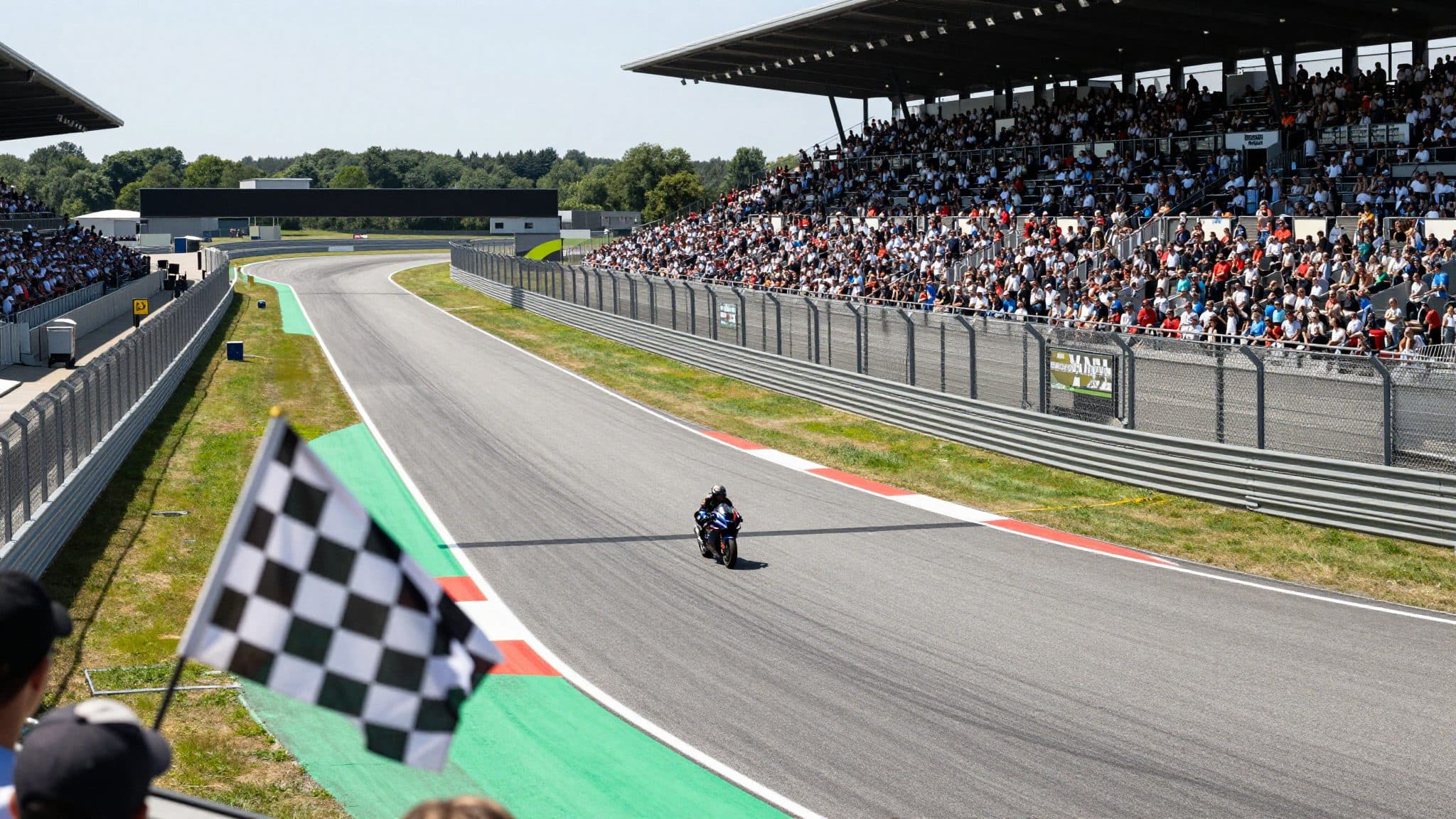 Márquez célèbre sa dixième victoire au Sachsenring et égale le record d'Agostini