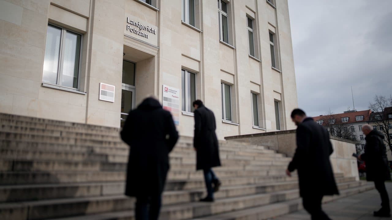 Procès au tribunal régional de Potsdam : un médecin de 77 ans jugé pour homicide volontaire sur une femme souhaitant se suicider