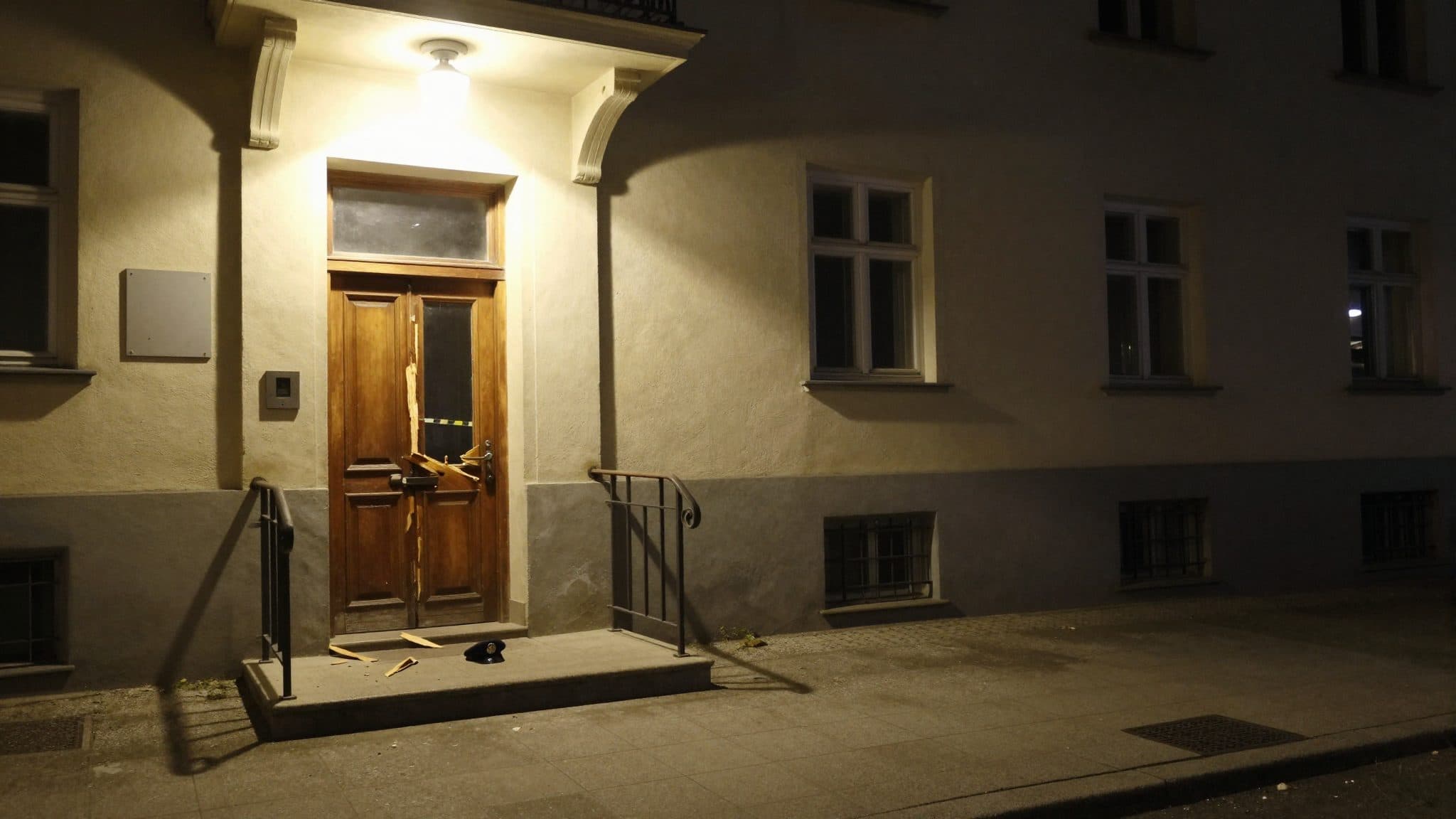 Un homme ivre enfonce la porte d'un appartement à Vienne-Ottakring et menace son ex-partenaire