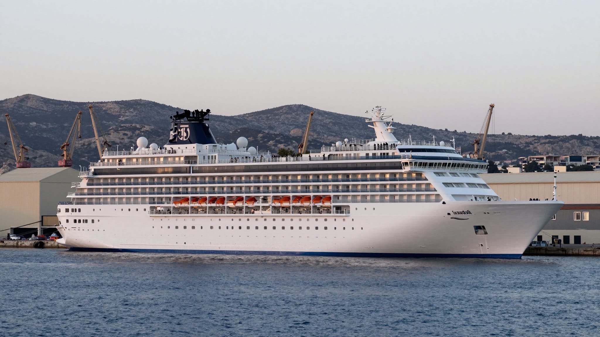 Le navire de croisière « Scarlet Lady » accoste en Crète après le refus d'entrée de la Turquie et de l'Égypte