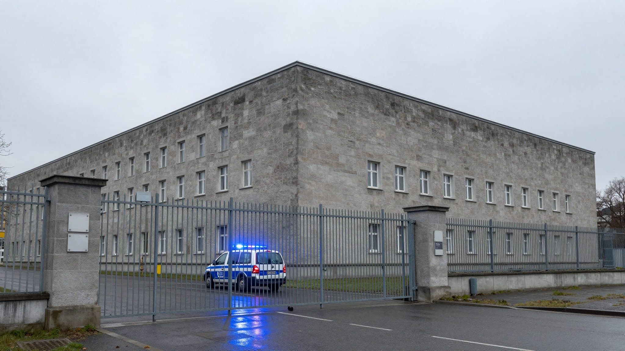 Adolescent de 14 ans en détention provisoire après des braquages armés et des violences contre sa sœur