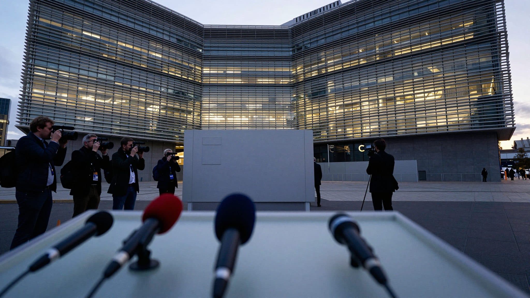 La Commission européenne envisage des gels d'avoirs et des blocages de paiements pour étouffer les revenus des passeurs
