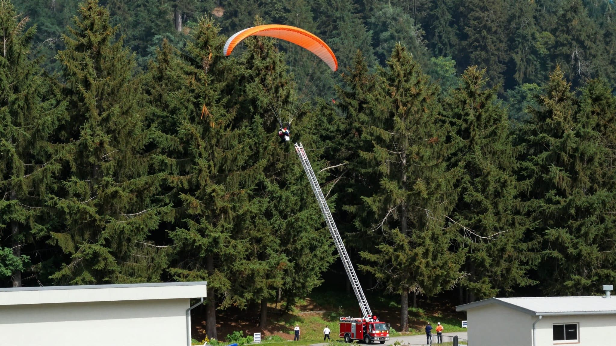Un parapentiste néerlandais reste accroché dans la cime d'un arbre au Gaisberg