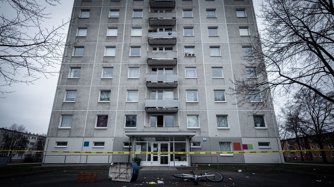 Une fillette de sept ans tombe du troisième étage d'un immeuble à Halle-Neustadt