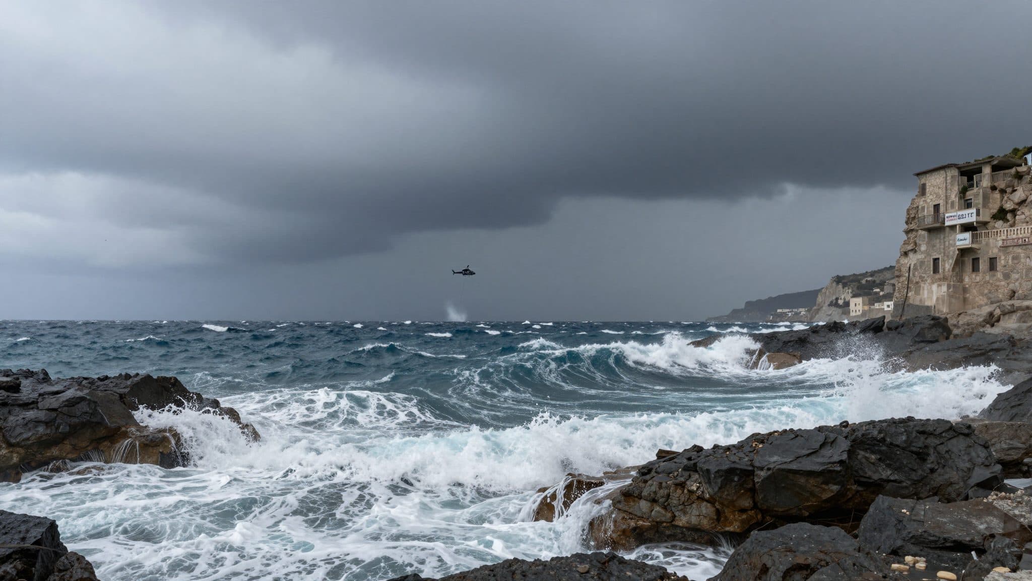 Tempête à Chypre : un hélicoptère sauve une personne en mer près du cap Greco