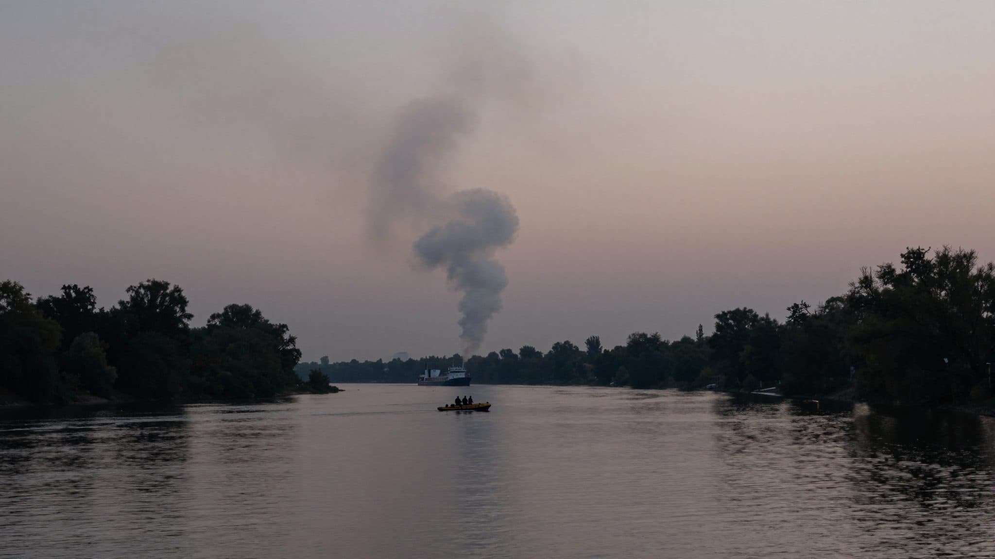 Bateau de sport en feu sur le Danube près de Wallsee