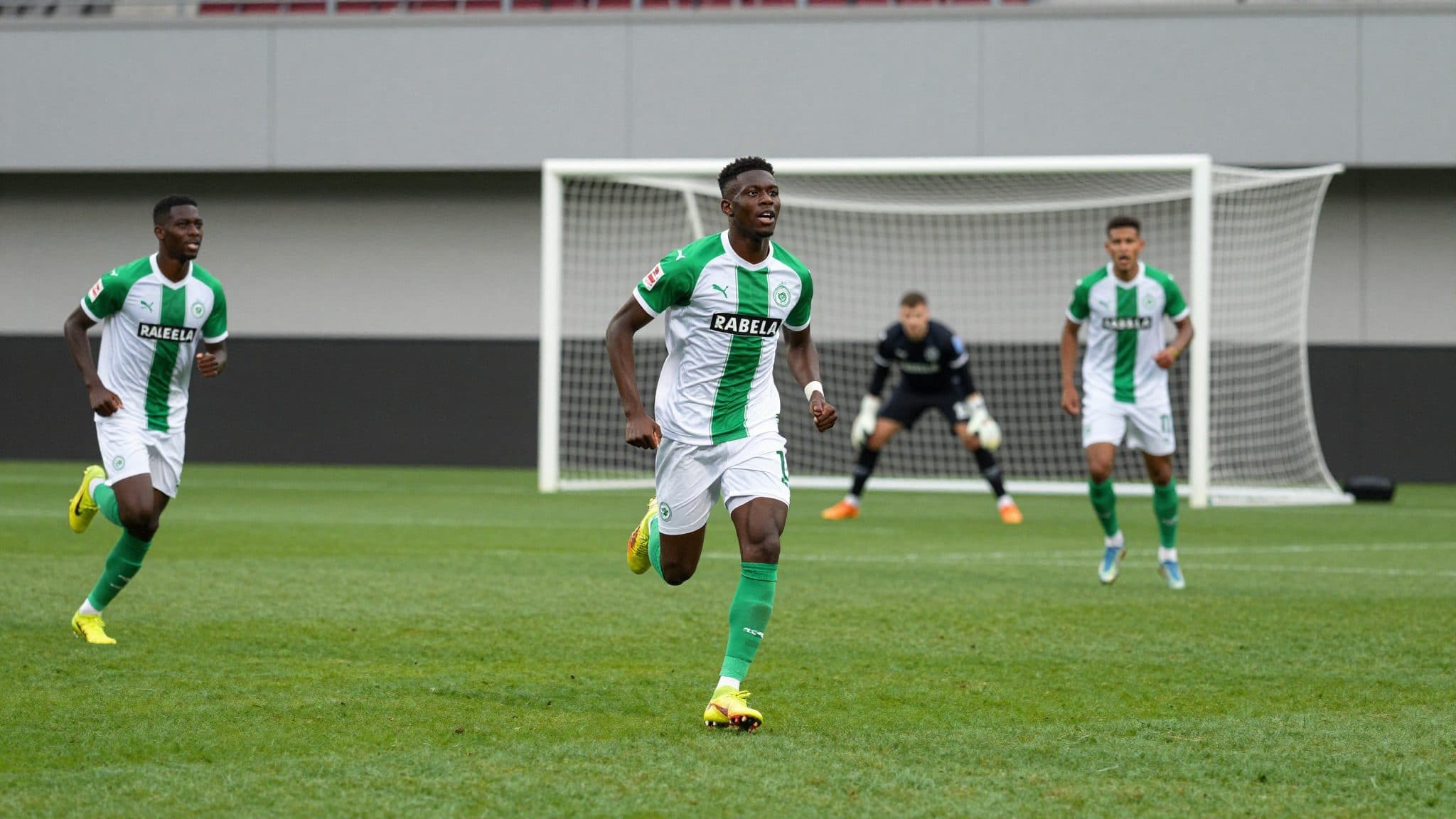 Rapid prend la tête du classement après sa victoire 2:1, le WAC concède le nul 1:1 contre Salzbourg