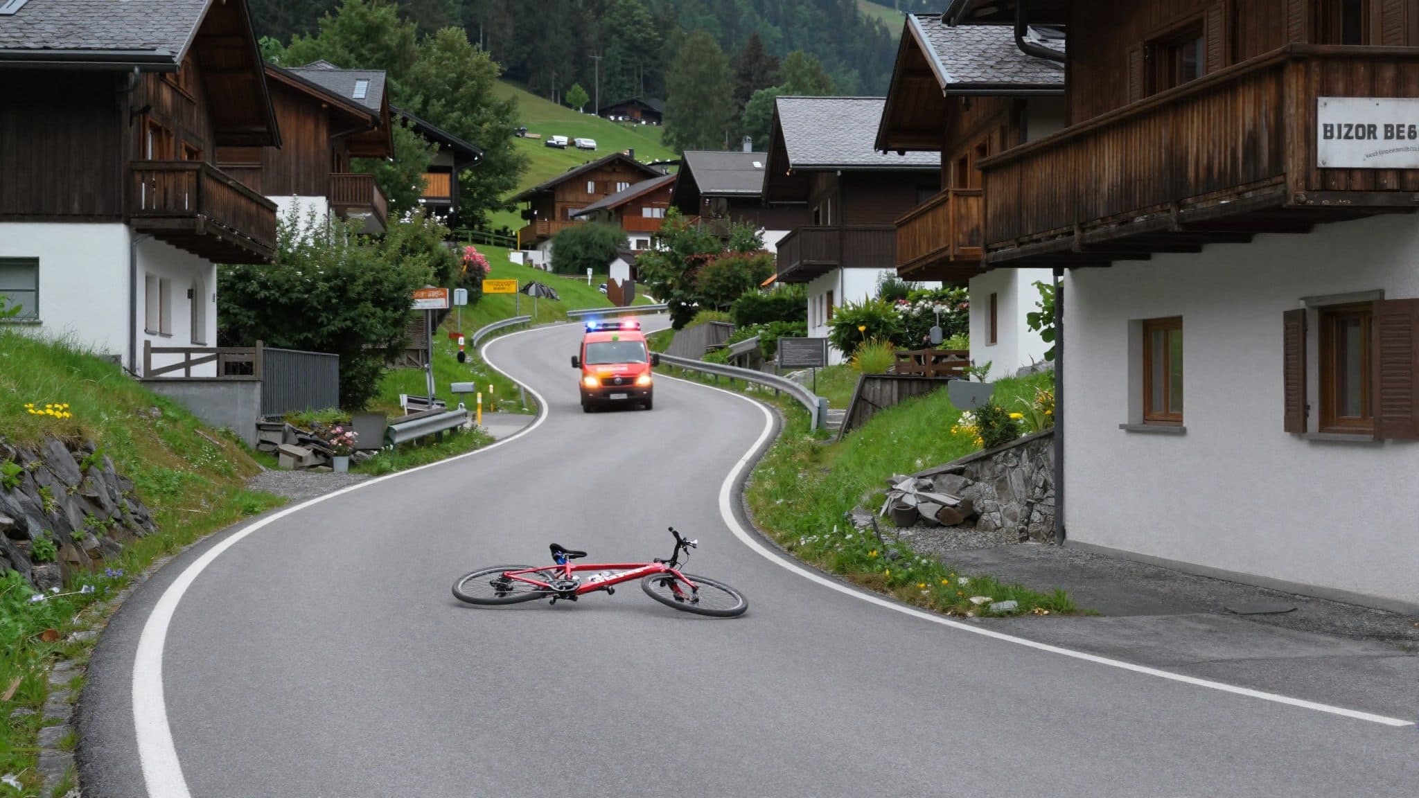 Cycliste sur route chute gravement sur la Höttinger Höll