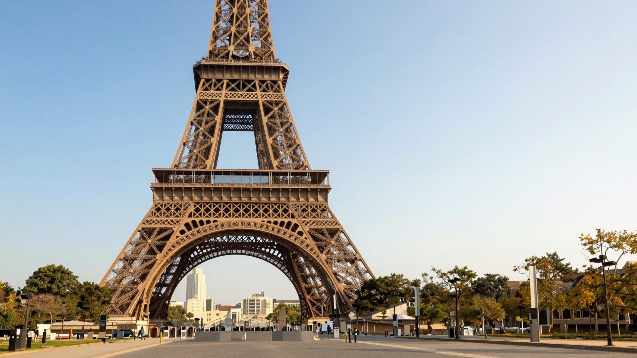 Les monuments parisiens ferment plus tôt en raison d'une vague de chaleur