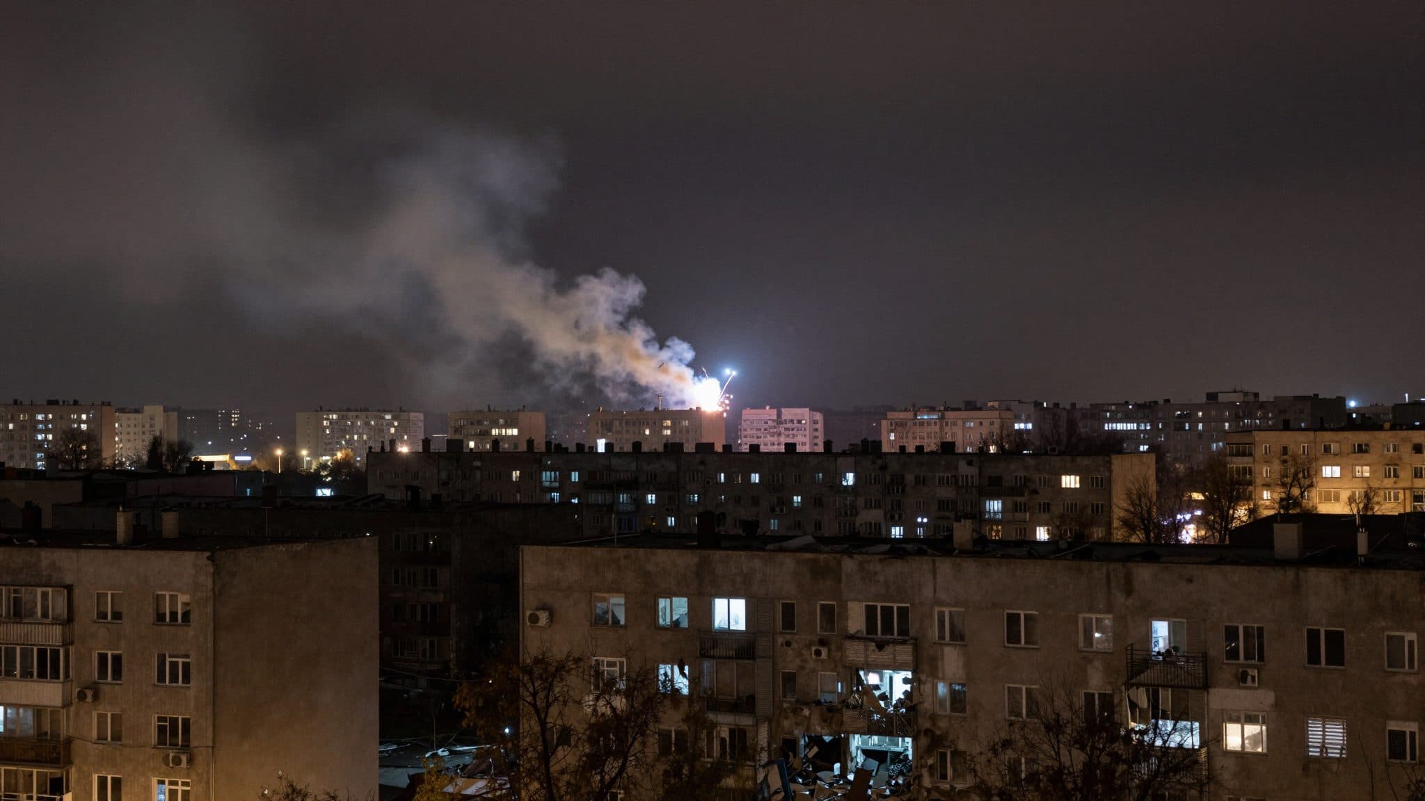 La Russie bombarde Kiev avec des dizaines de missiles balistiques – au moins un mort