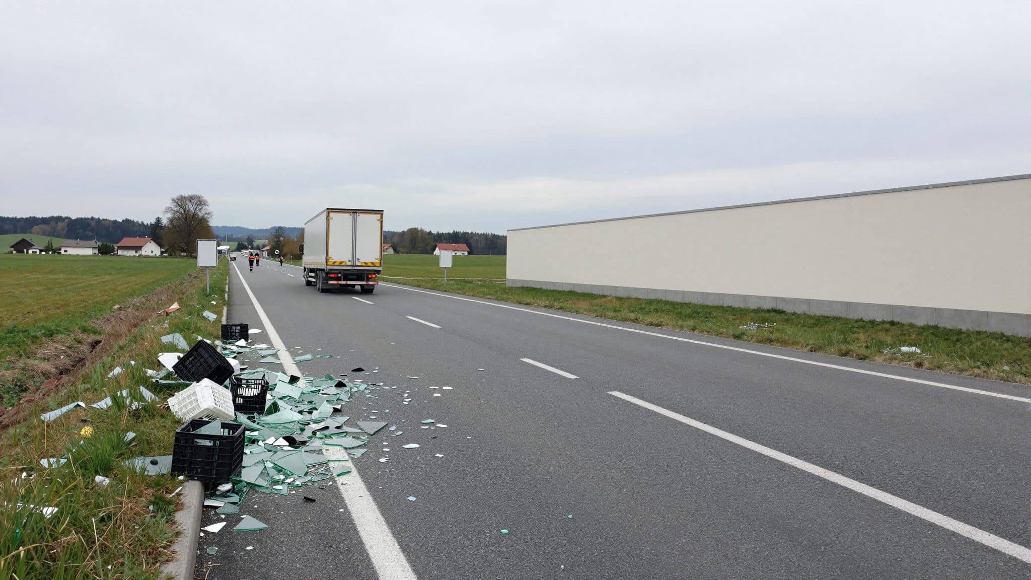 Camion perd des dizaines de caisses de bière sur une route fédérale en Styrie