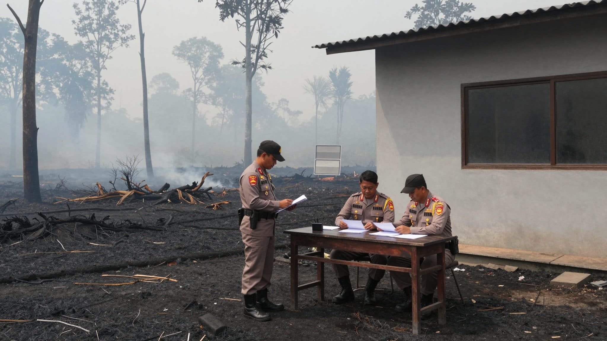 Indonésie : la police arrête 72 personnes suspectées d'avoir déclenché des incendies de forêt