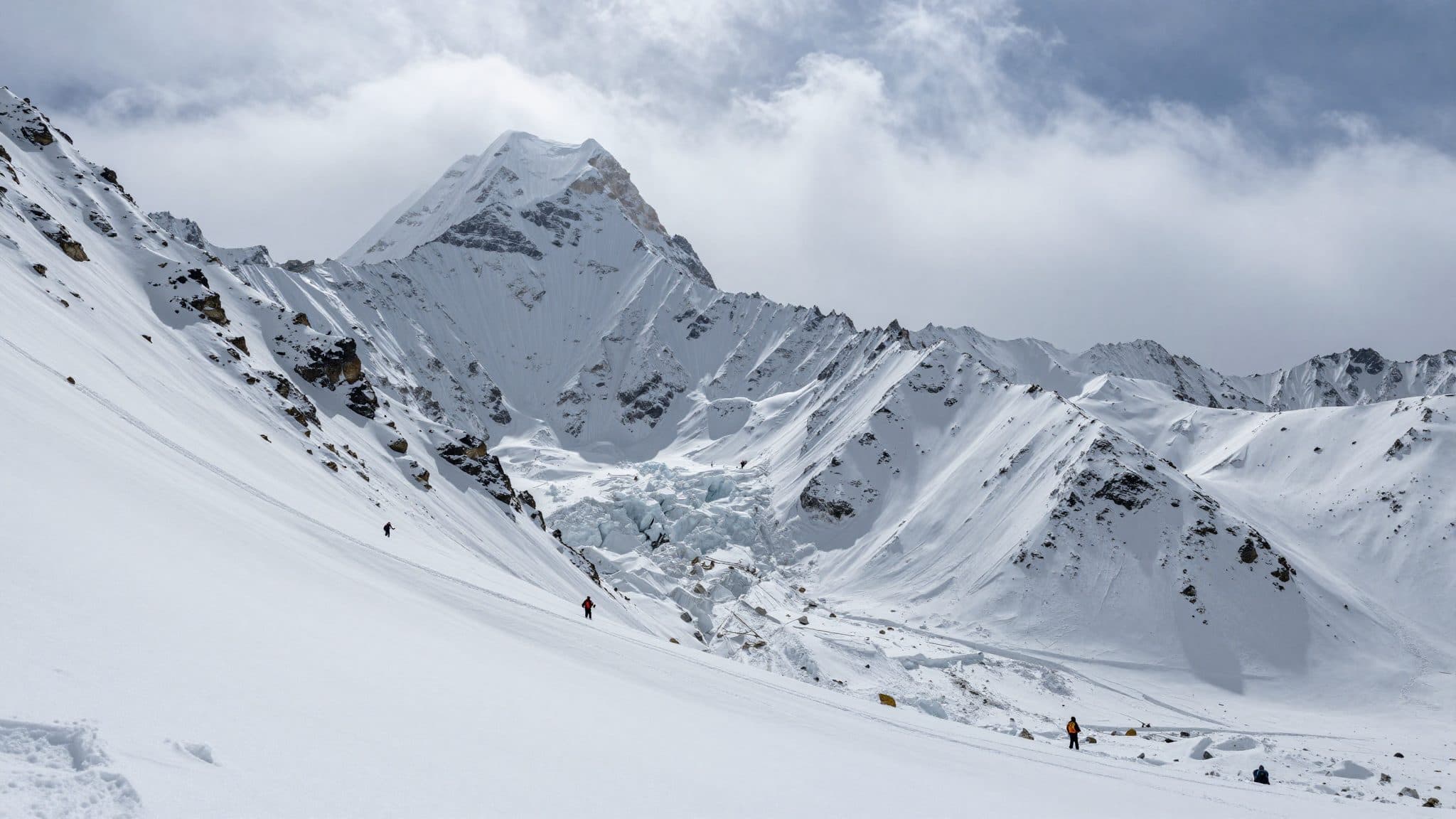 Les corps d'un alpiniste allemand et de quatre autres hommes retrouvés après une avalanche au Yalung Ri au Népal