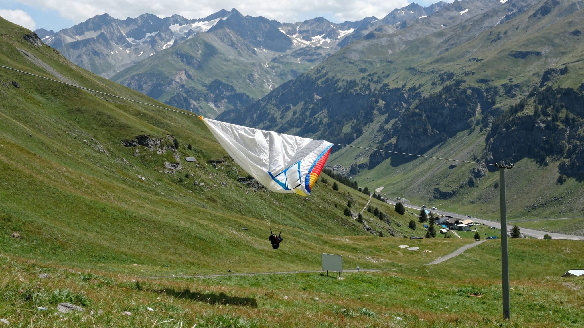 Un parapentiste percute une ligne électrique dans le district de Spittal an der Drau et s'en sort indemne